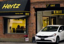 ¿Quieres comprar un auto usado? Estas compañías de alquiler están liquidando.