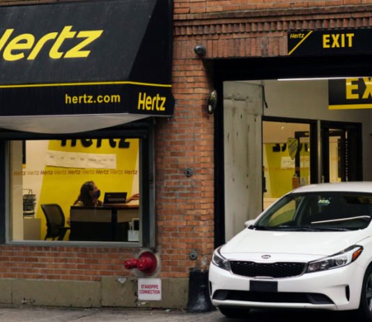 ¿Quieres comprar un auto usado? Estas compañías de alquiler están liquidando.